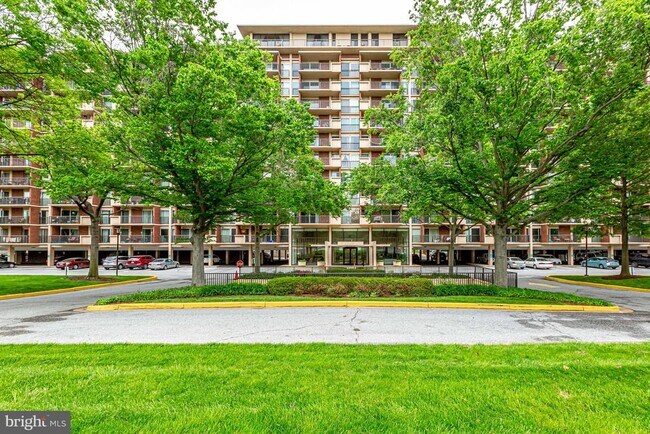 Building Photo - 1300 Army Navy Dr