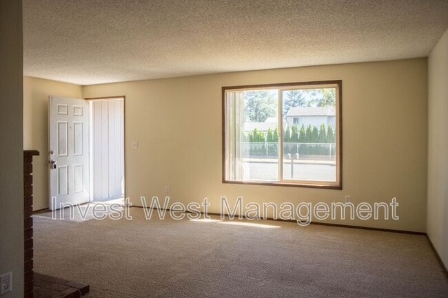 Building Photo - 410 NE 105th St