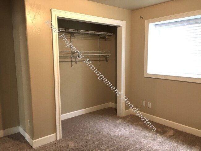 Building Photo - 5 Bedroom 3 Bath House for Rent