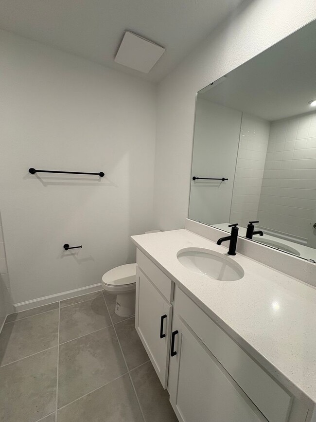 Building Photo - Modern 3-Bed, 3-Bath Townhome in Winter Sp...