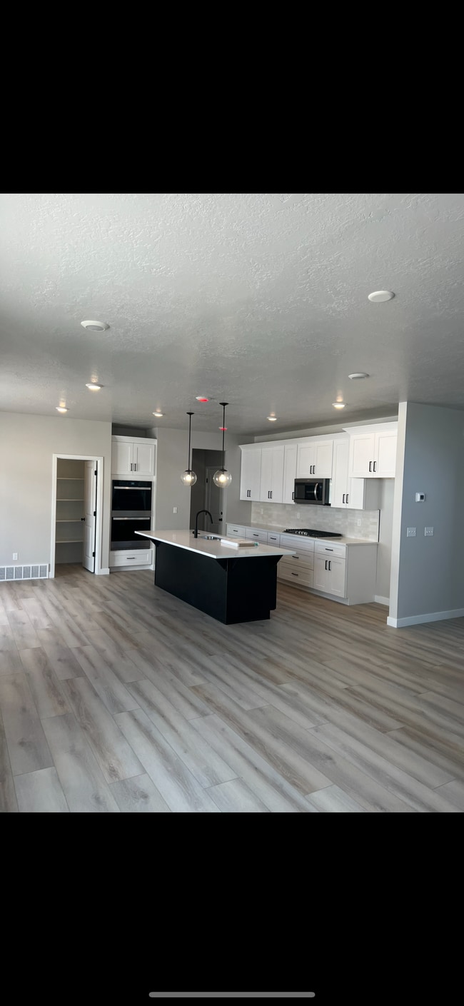 Building Photo - 339 East Mistilake