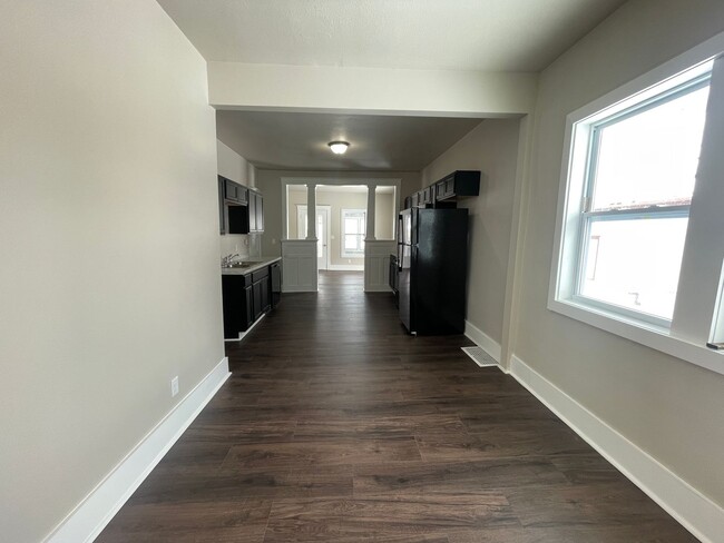 Building Photo - Updated 2 Bedroom 2 Bathroom Home