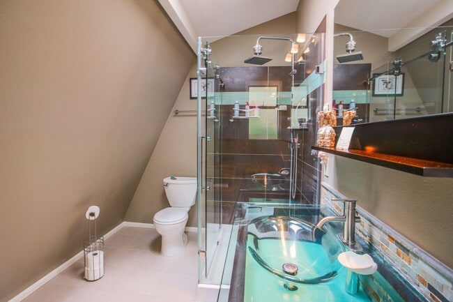 Building Photo - Gorgeous Custom Home!  Pet friendly and La...