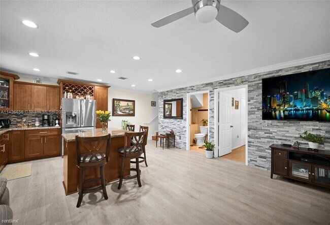 Building Photo - 3 br, 2 bath Townhome - 6768 NW 182nd St A...