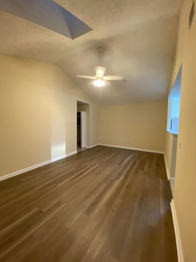 Building Photo - 2 Bdr/2bath townhome, great location!