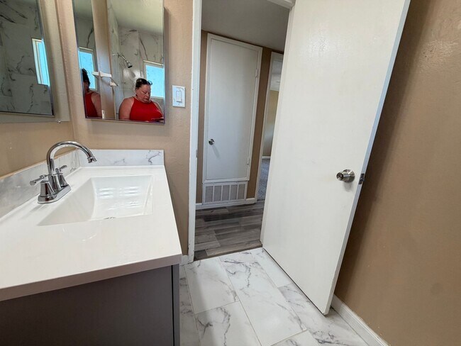 Building Photo - 5725 Woodleigh Dr