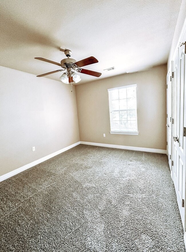 Building Photo - ** Move-in Special** Beautiful Townhome in...