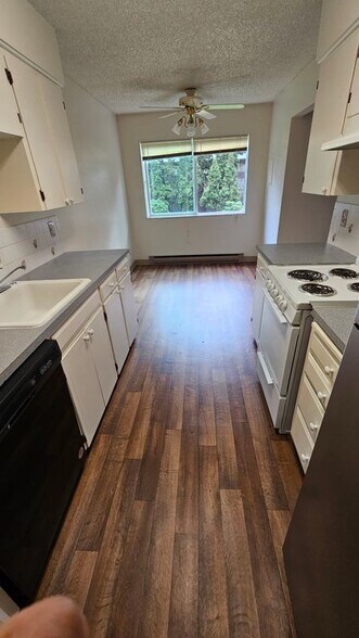 Building Photo - 4480 SW 96th Ave