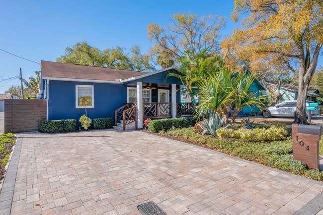 Building Photo - Charming & Deceptively Spacious 4BR Home in South Seminole Heights – Fully Renovated!