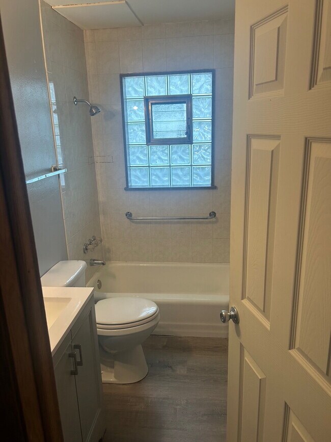 Building Photo - Nice 2 bed/1 bath Apartment