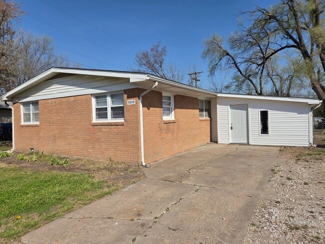 Building Photo - 1200 E Beaumont St