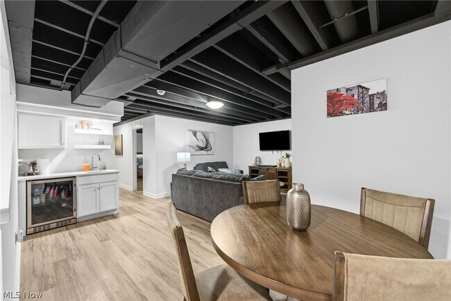 Building Photo - 2256 E 100th St