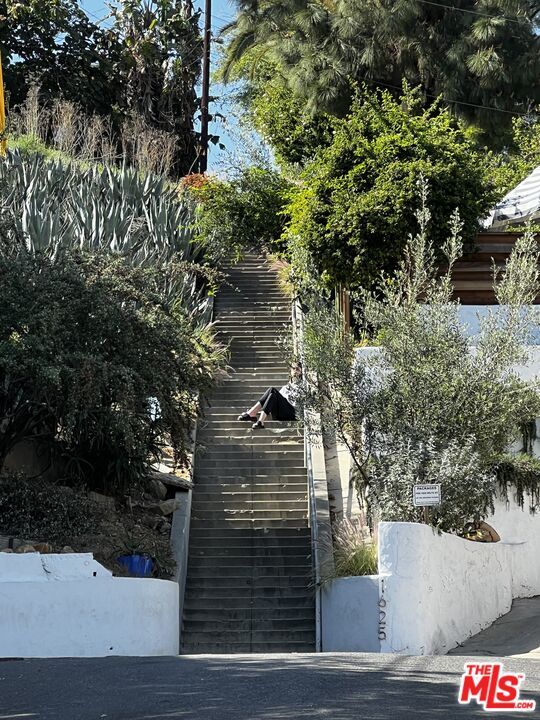 Building Photo - 1563 Lucretia Ave