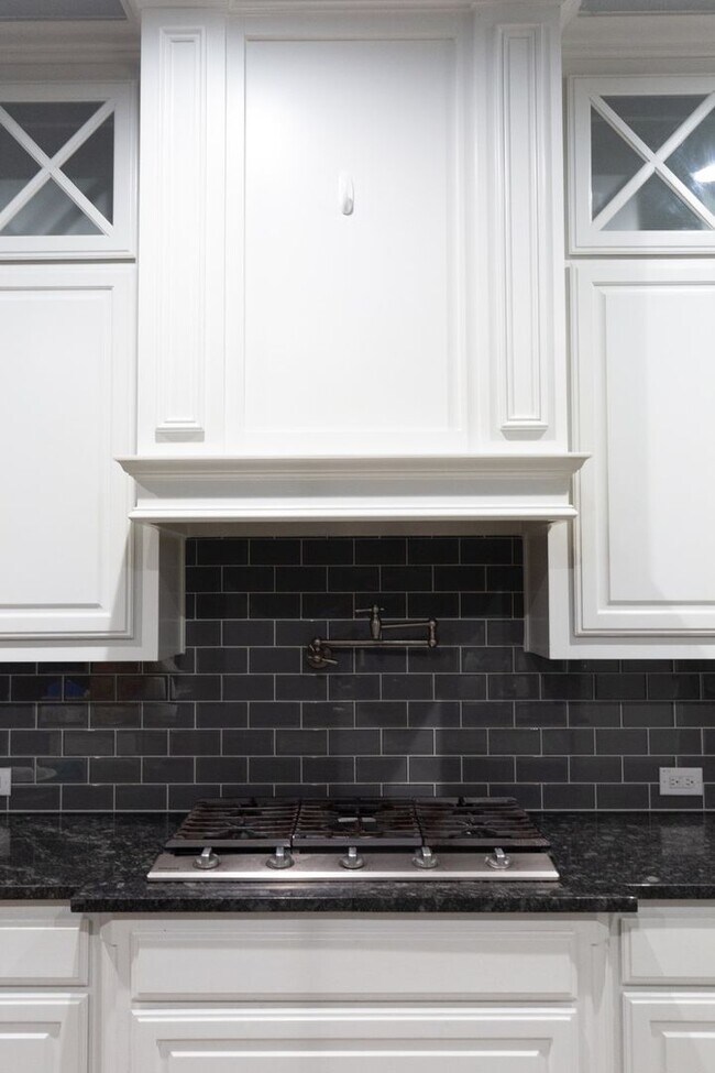 Building Photo - Majestic in Midlothian