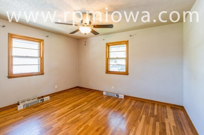 Building Photo - WELCOME HOME!! 3 Bedroom, 1 Bath Home in Des Moines
