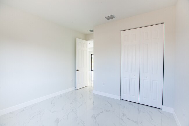 Building Photo - 1227 SE 3rd Ave