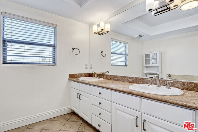 Building Photo - 1520 S Shenandoah St