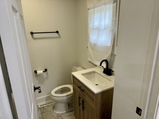 Building Photo - 931 Baldwin St