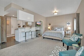 Building Photo - 328 Rosecrans Ave