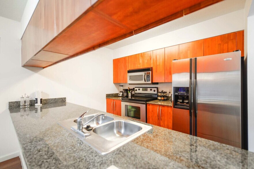 Building Photo - 1200 Brickell Bay Dr