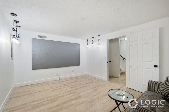 Building Photo - Beautiful Spacious Home with a Fully fence...