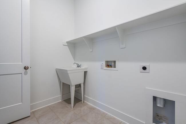 Building Photo - Gorgeous 4+ Bedroom Home in 12 Oaks