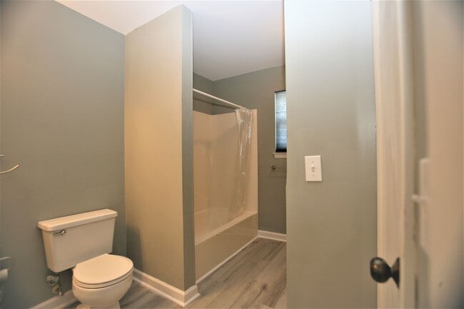 Building Photo - Beautifully updated 1 bedroom apartment within walking distance to the beach!