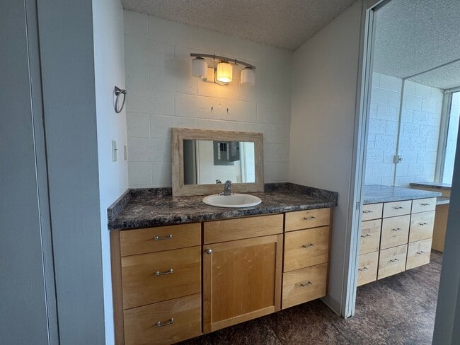 Building Photo - Oceanfront 1 Bedroom, 1 Bath - Makaha Beach Cabanas (Unfurnished)