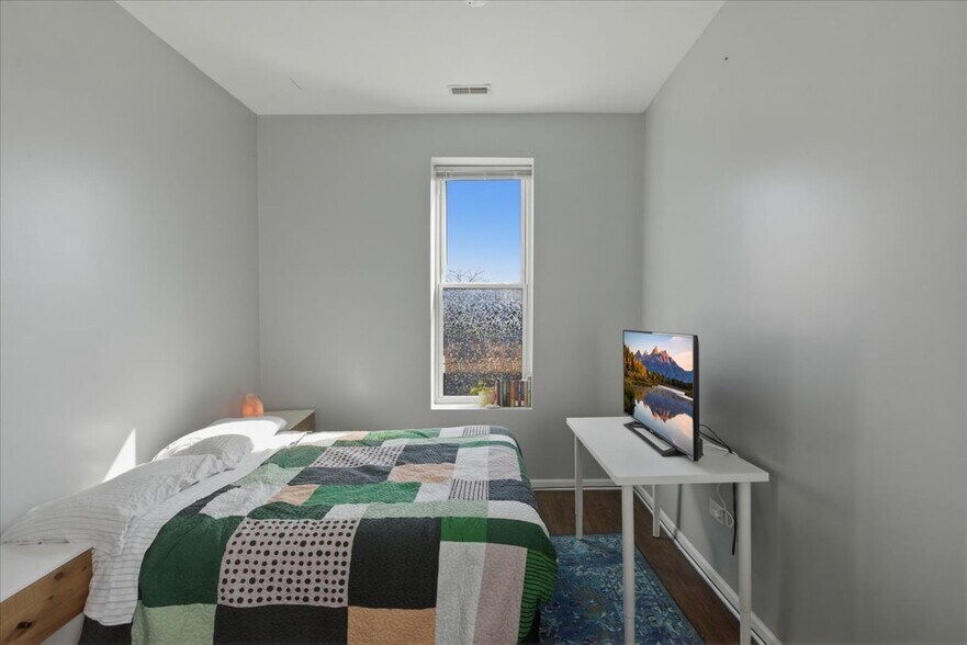 Building Photo - 1656 W Cortland St