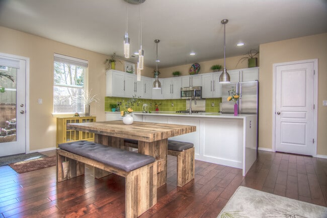 Building Photo - Beautiful 4-Bdr Craftsman with Mt. Views i...