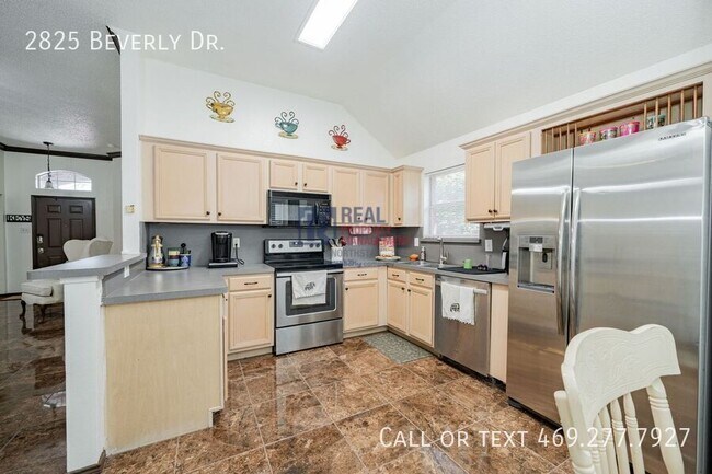 Building Photo - 2825 Beverly Dr