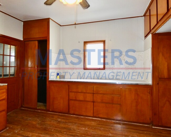 Building Photo - Spacious Rental | Convenient Central Location