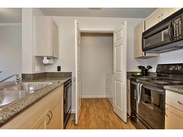 Building Photo - Top-Floor Corner Unit with Scenic Views | The Sonora, San Jose