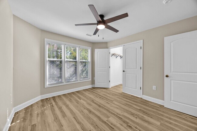 Building Photo - 425 W 8th St