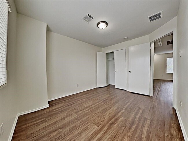 Building Photo - 6830 Shallow River Ct