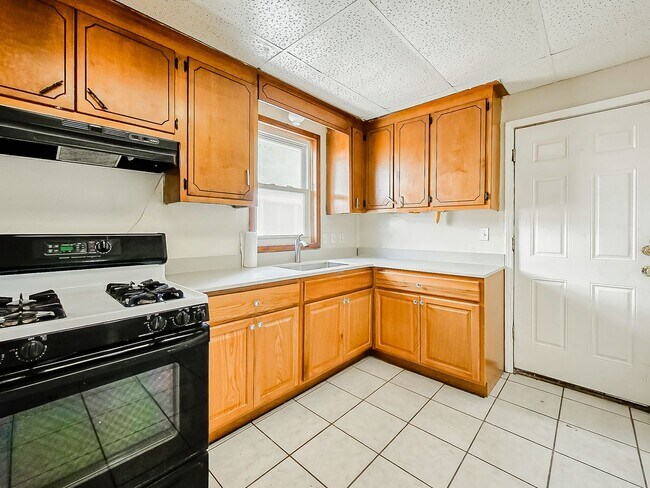 Building Photo - Comfort & Convenience in Desirable Madison Heights
