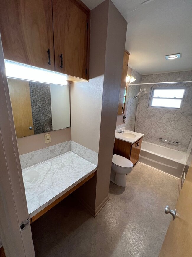 Building Photo - 3 Bed 2 Bath House with Attached 2 Car Garage & Trailer Parking