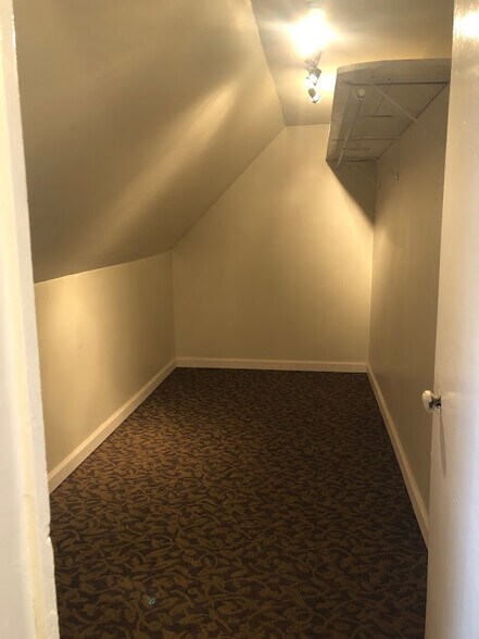 Generous Linen Closet - 1108 George
