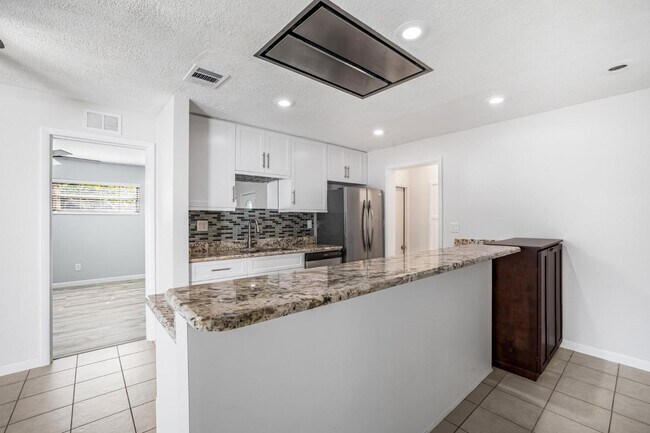 Building Photo - 312 Tallahassee Dr NE