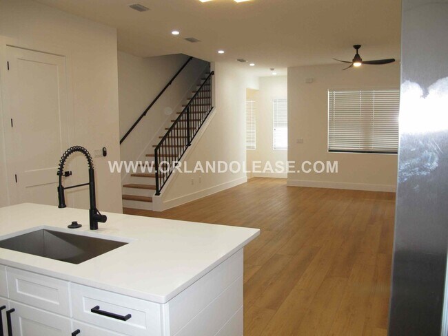 Building Photo - Beautiful 3/3.5 Townhome in the SODO area of Orlando