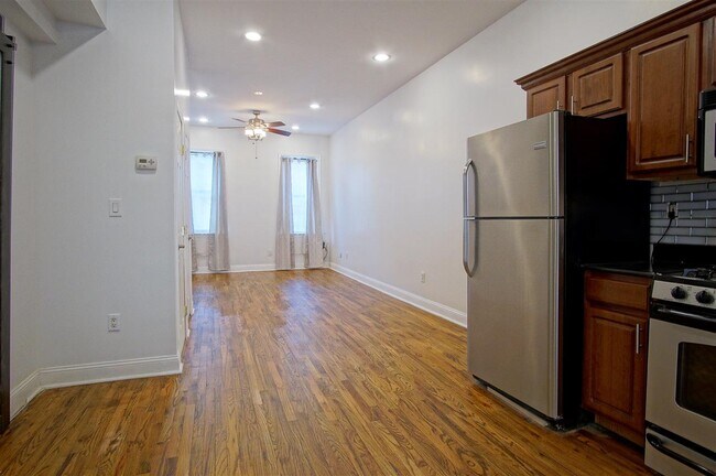 Building Photo - 356 Varick St