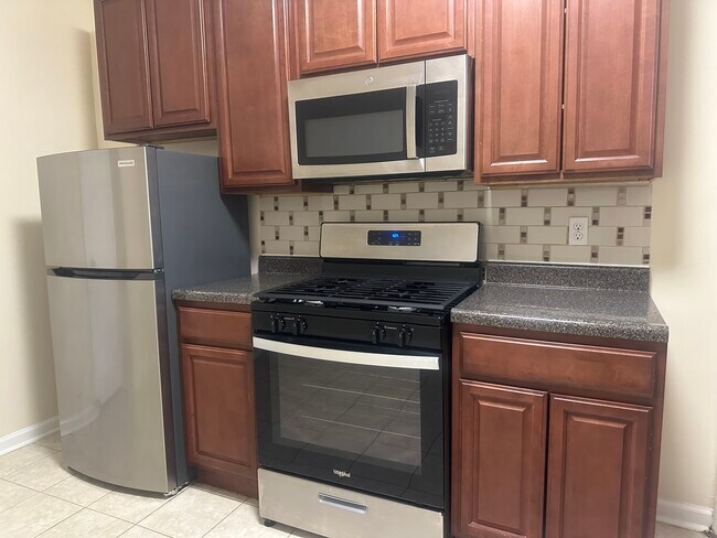 Primary Photo - 146-150 Manhattan Ave