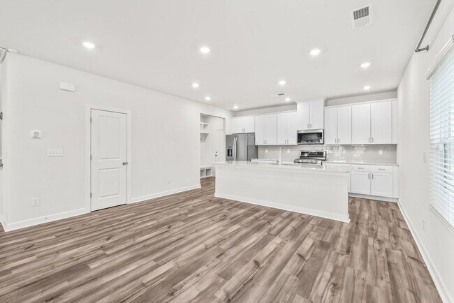 Building Photo - Beautiful 4 bedroom home in Belmont!