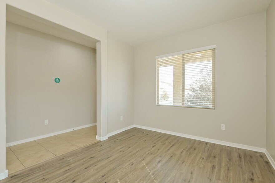 Building Photo - 8237 W Kittiwake Ln