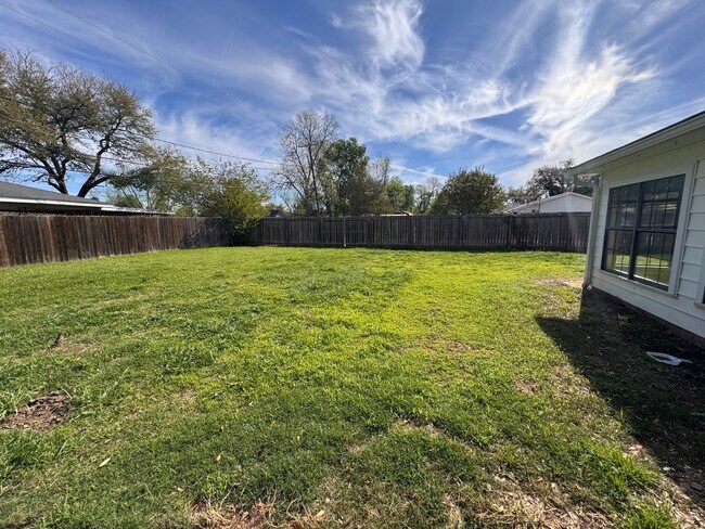 Building Photo - REMODELED SPACIOUS SOUTH BOSSIER HOME.