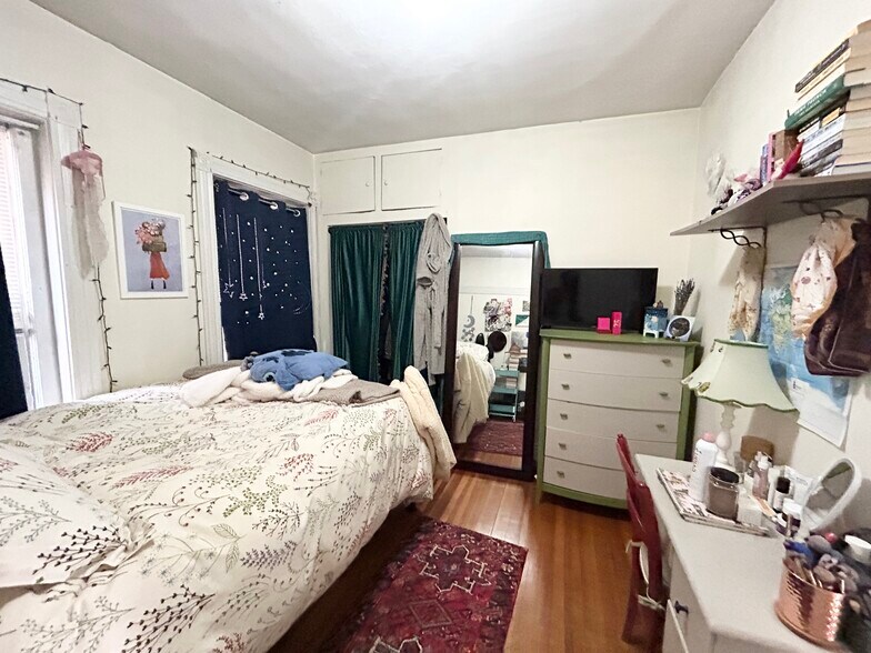 Building Photo - 96 Calumet St