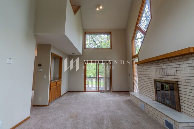 Building Photo - Stunning Rockbrook Townhome