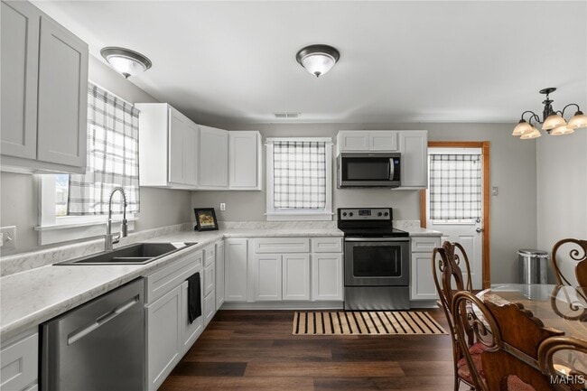 Building Photo - 6195 Cedar Springs Rd