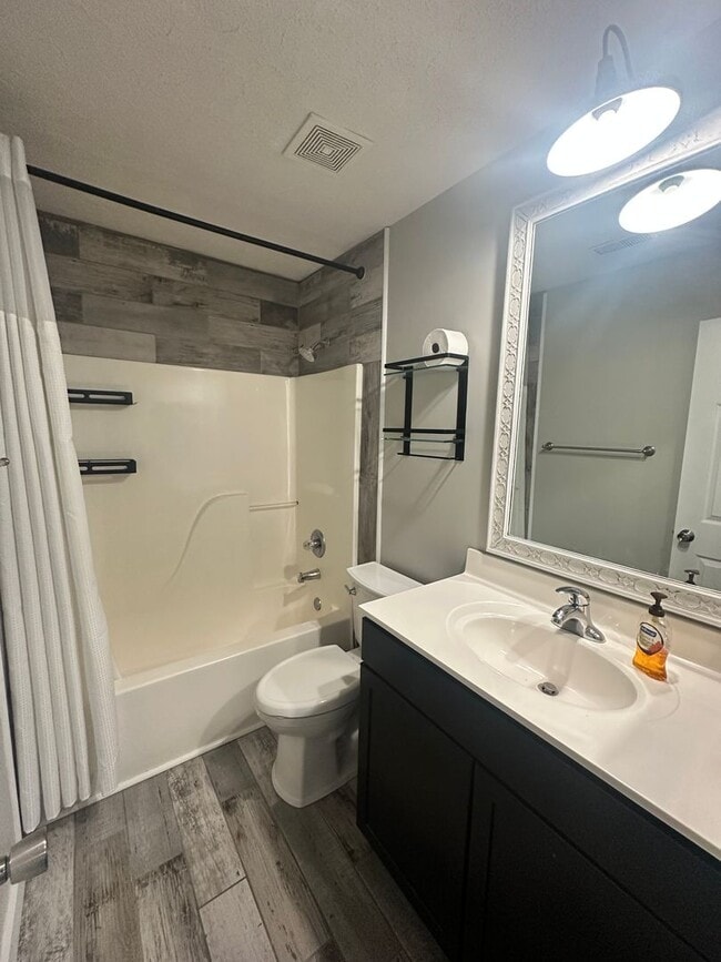 Building Photo - Charming 3-Bed Home with Fenced Yard!