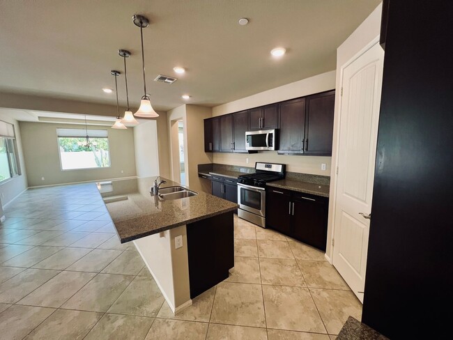 Building Photo - Gorgeous 2 bedroom and 2 bathroom home in ...